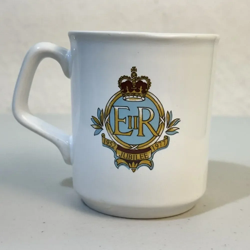 VTGQueen Elizabeth II Bone China Mug To Commemorate The Silver Jubilee 1952-1977